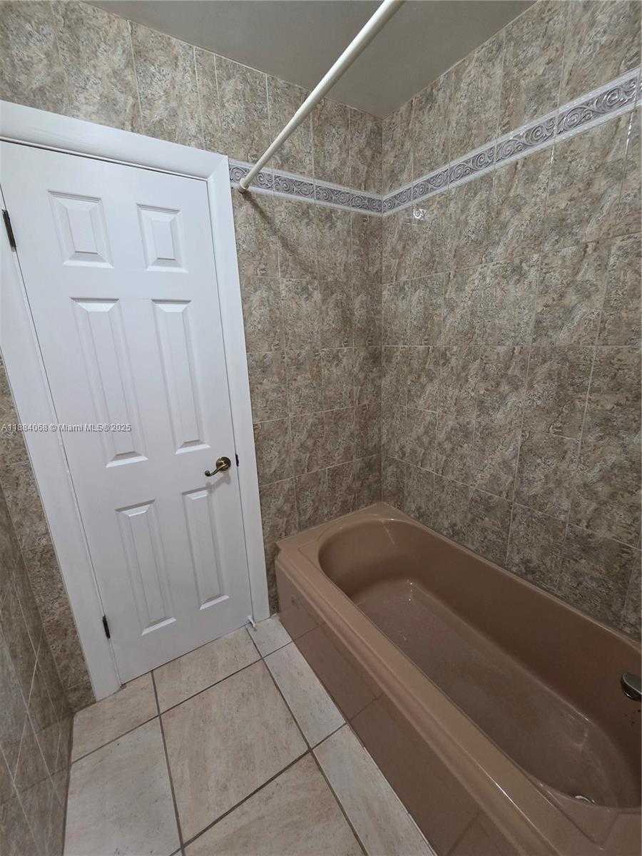 Small Image of 14760 LEWIS RD #14760, Miami Lakes Number 16