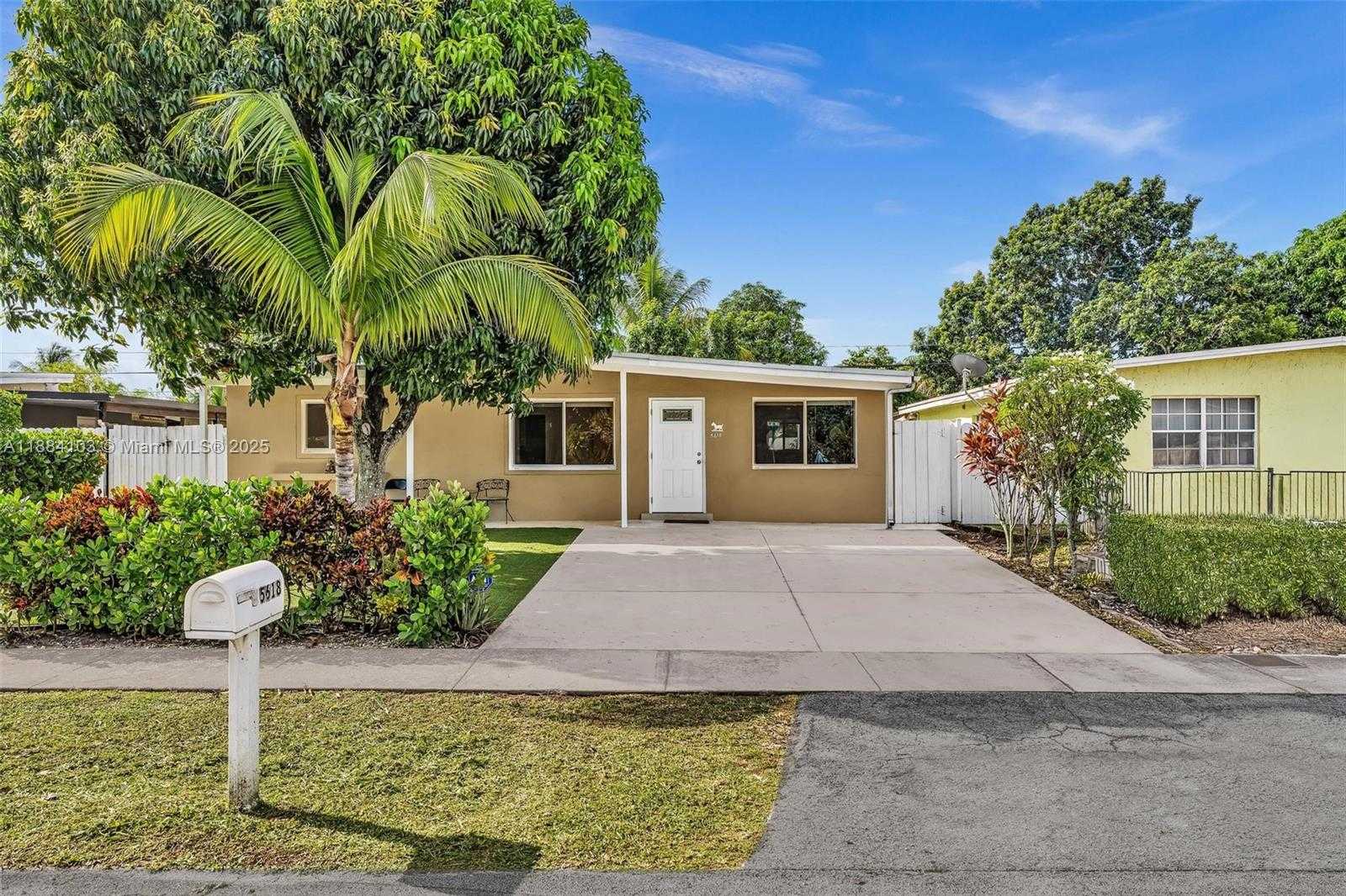 Small Image of 5618 SOUTH WEST 36TH ST, West Park Number 2