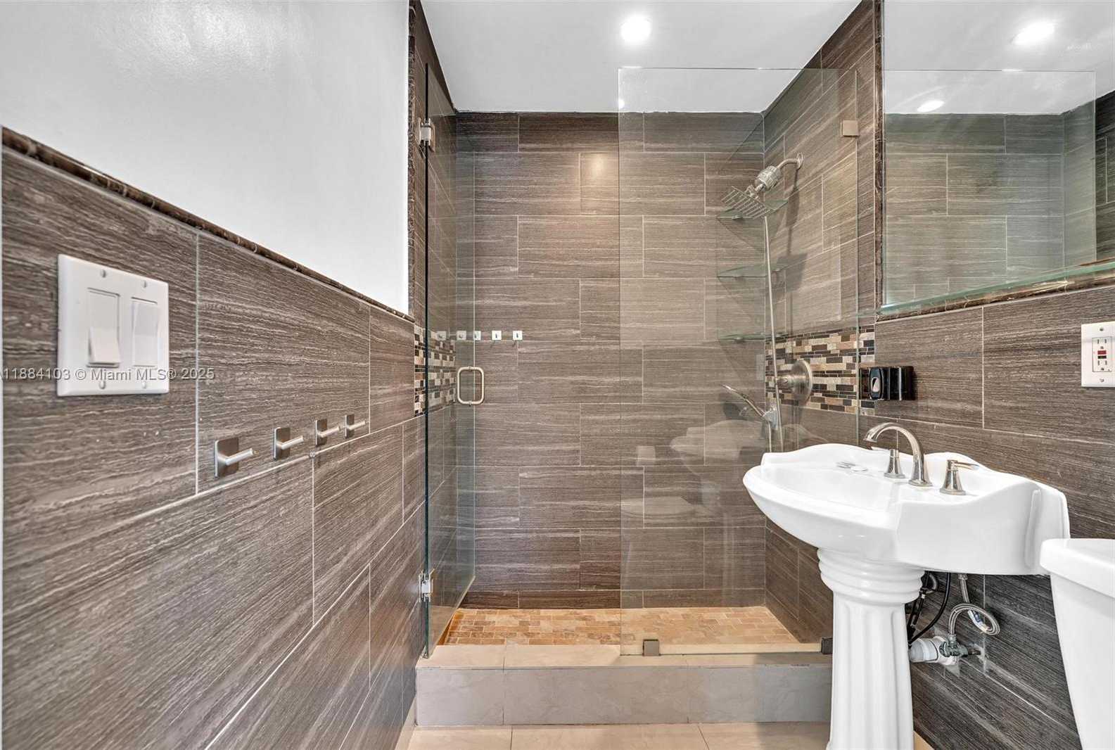 Small Image of 5618 SOUTH WEST 36TH ST, West Park Number 20