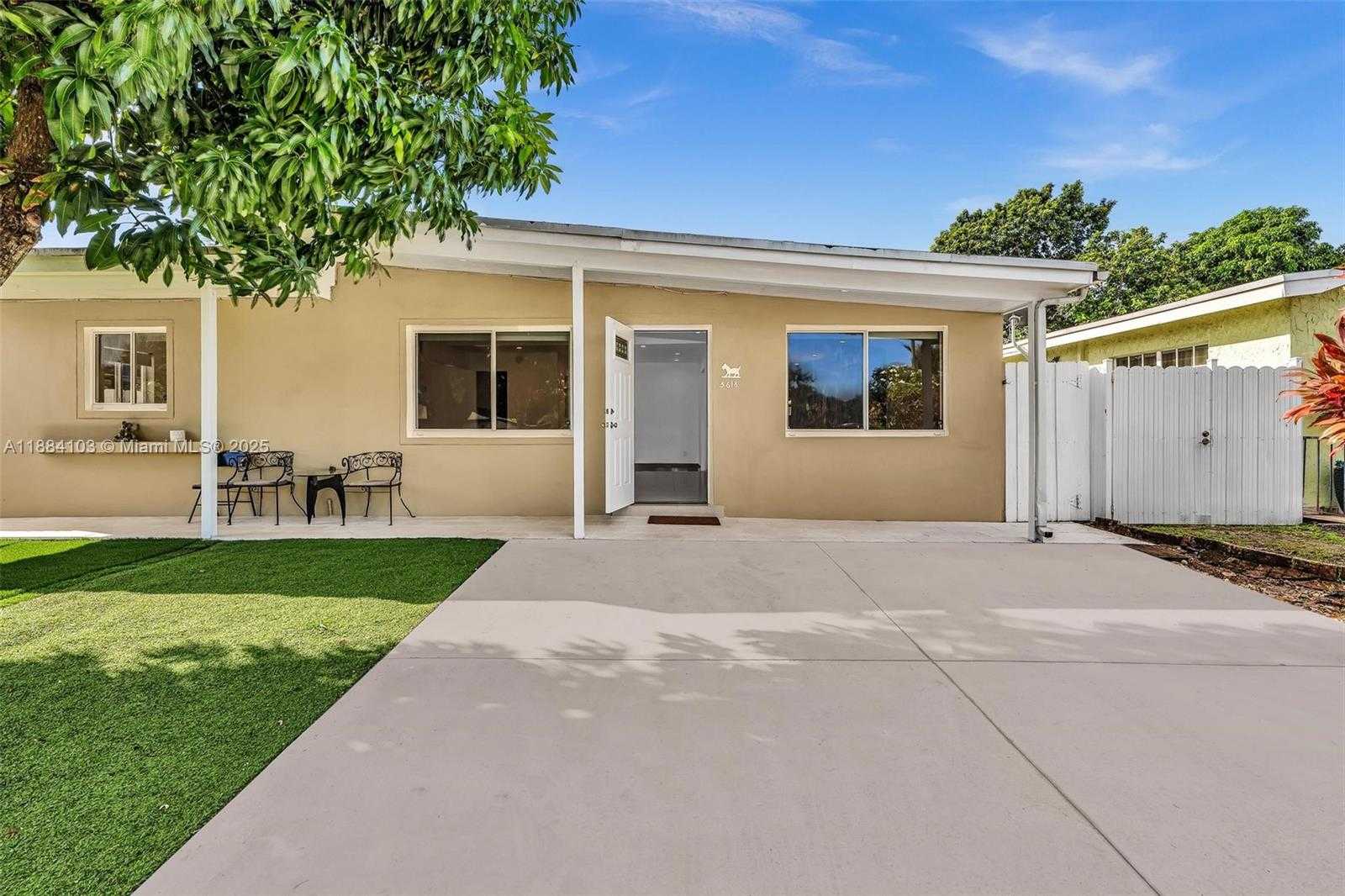 Small Image of 5618 SOUTH WEST 36TH ST, West Park Number 3
