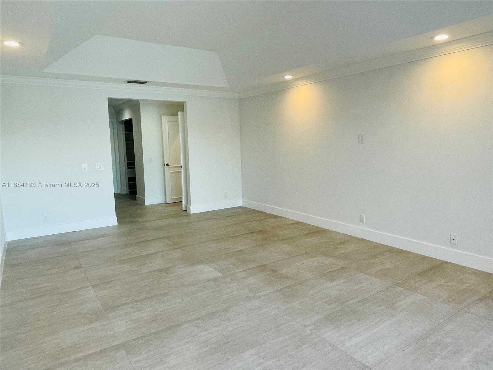 Small Image of 1952 WATER RIDGE DR #1952, Weston Number 16