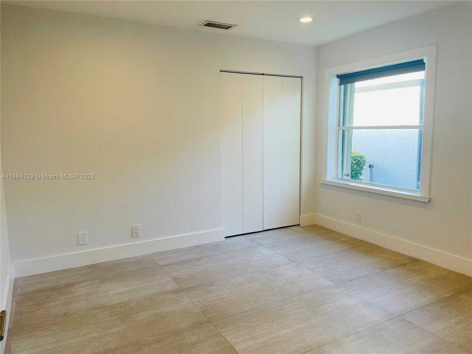 Small Image of 1952 WATER RIDGE DR #1952, Weston Number 17