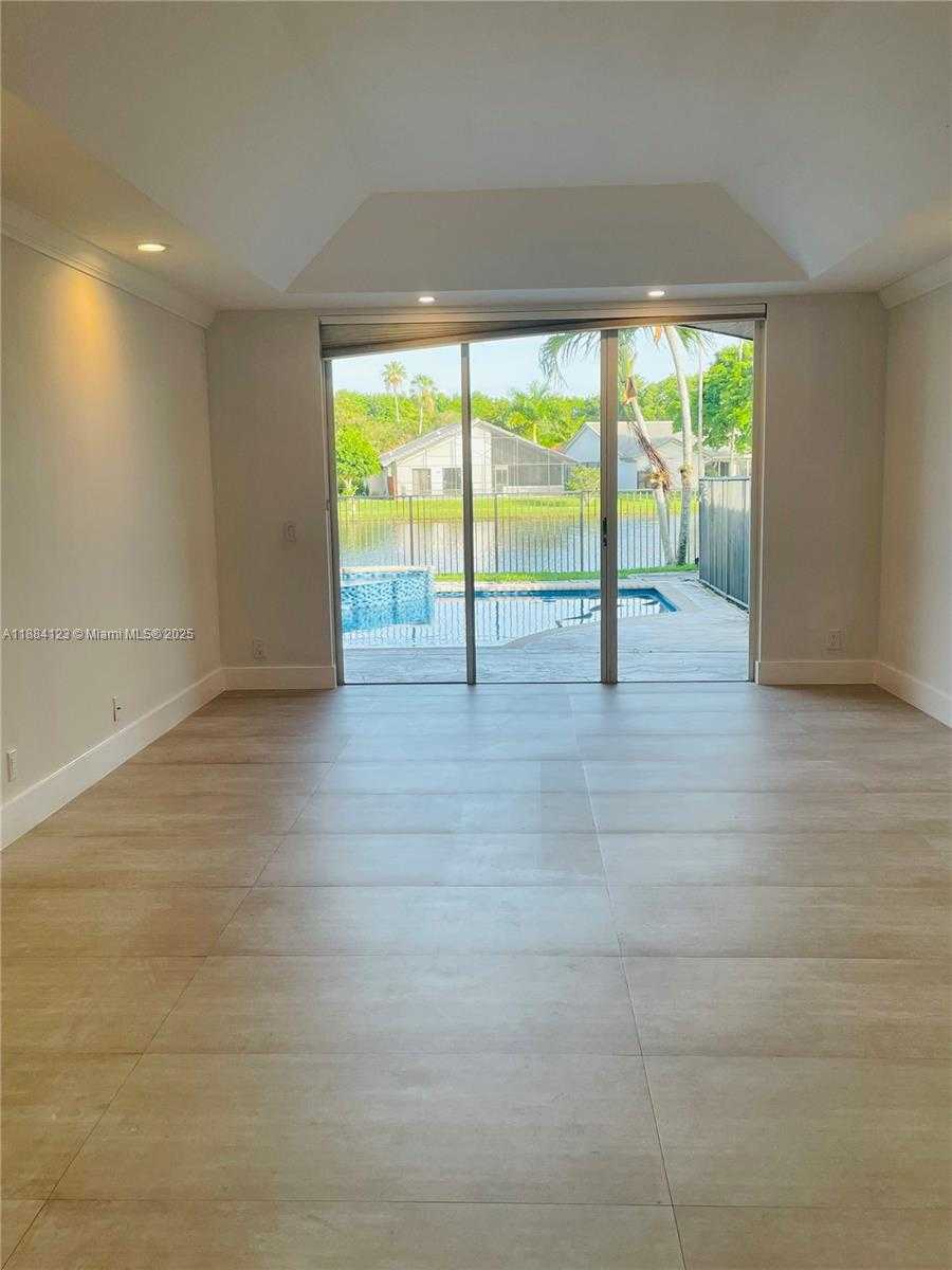 Small Image of 1952 WATER RIDGE DR #1952, Weston Number 3