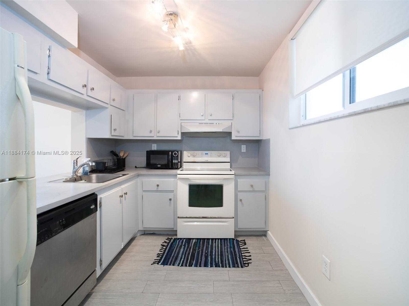 Small Image of 1665 BAY RD #421, Miami Beach Number 2