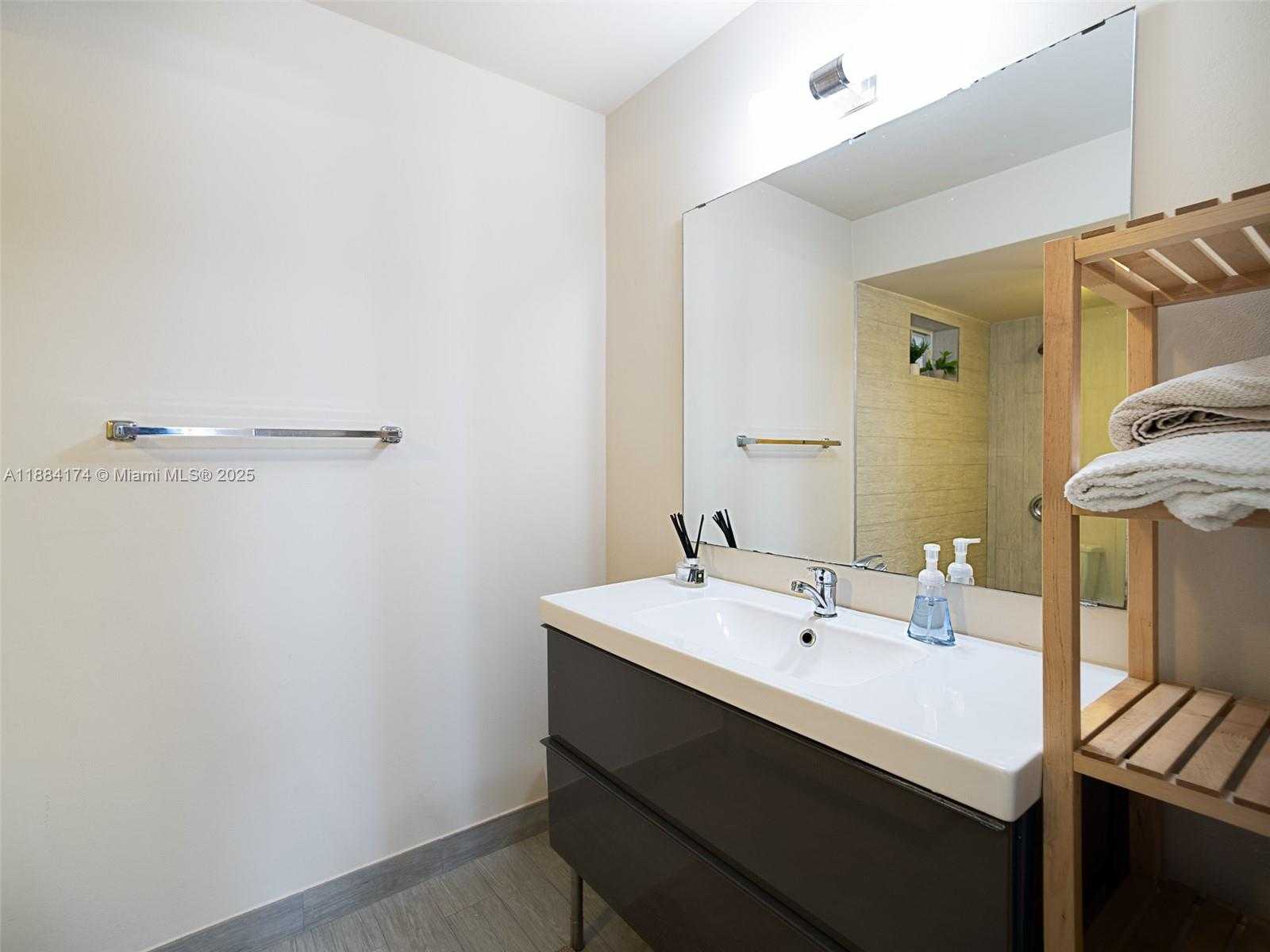 Small Image of 1665 BAY RD #421, Miami Beach Number 6