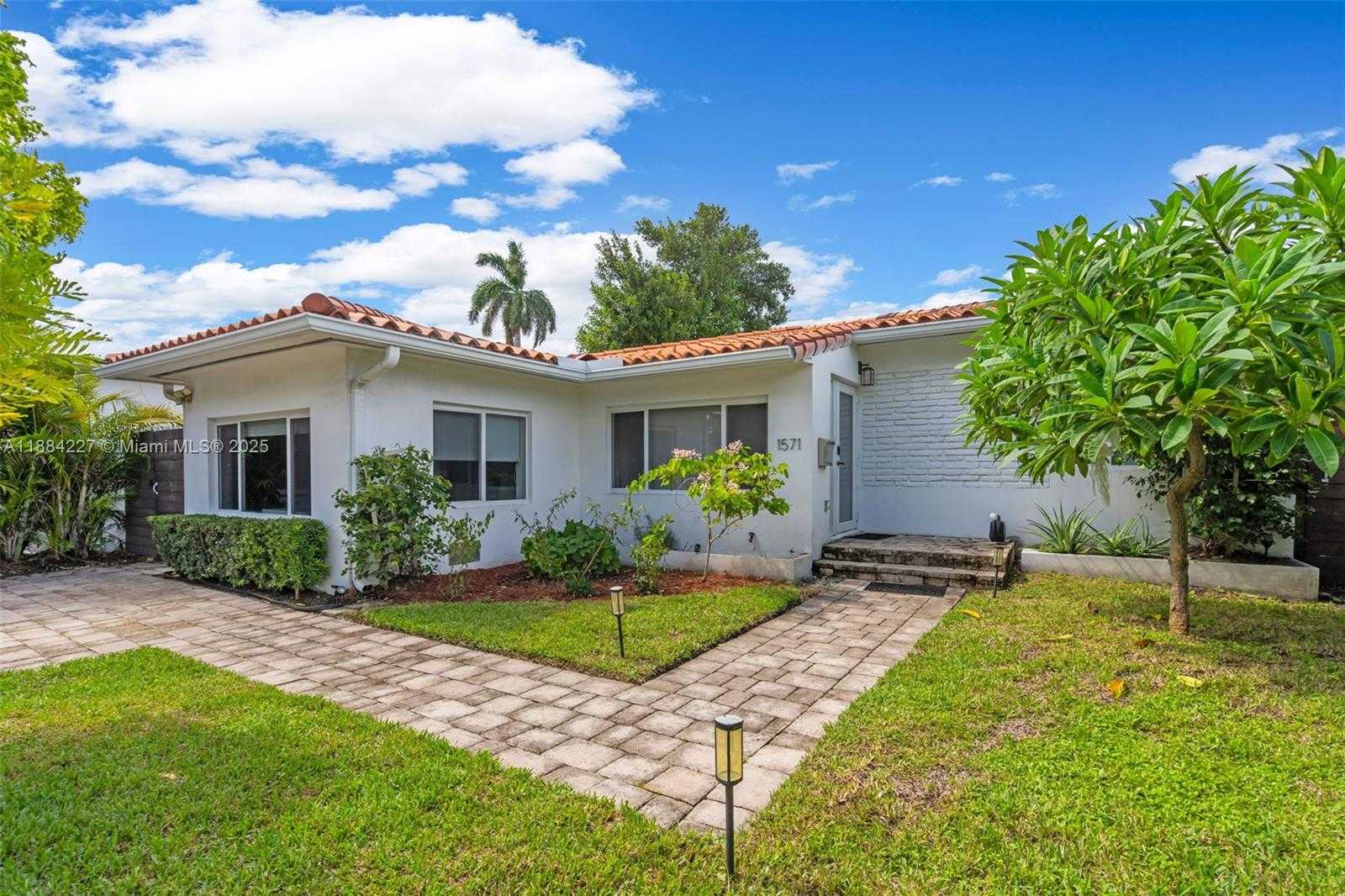 Small Image of 1571 NORMANDY DR, Miami Beach Number 2