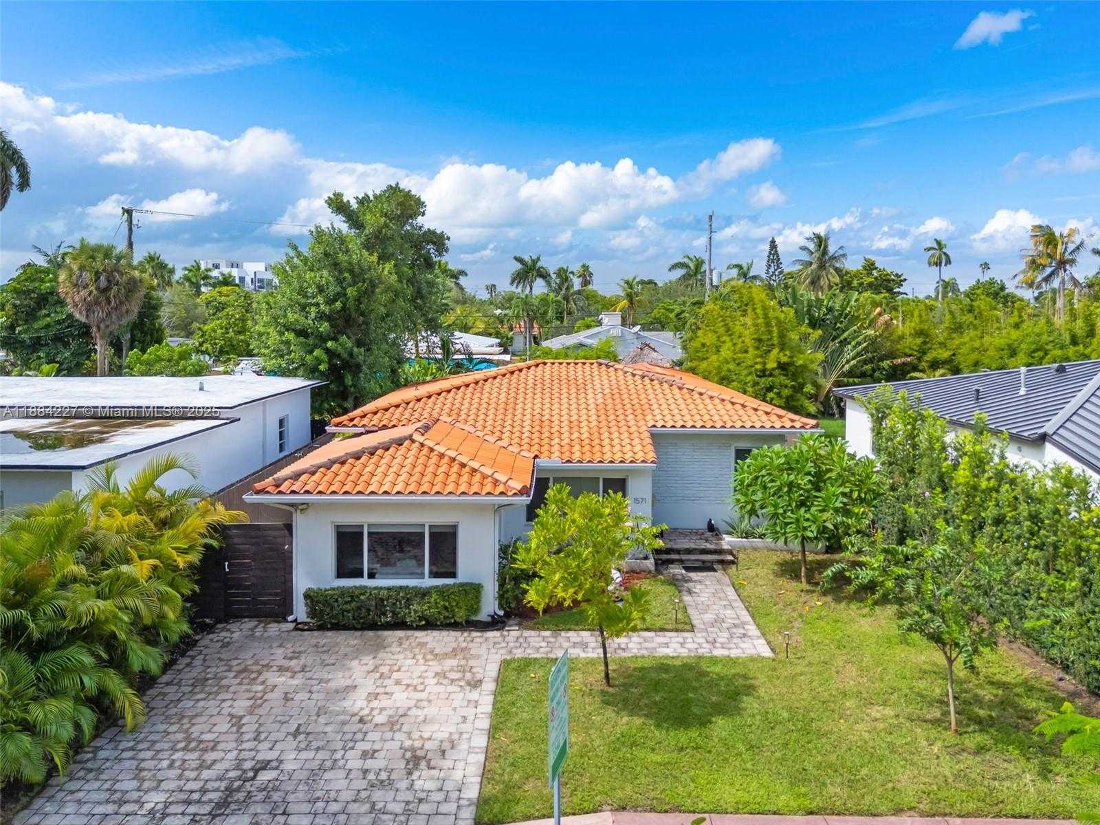 Small Image of 1571 NORMANDY DR, Miami Beach Number 4
