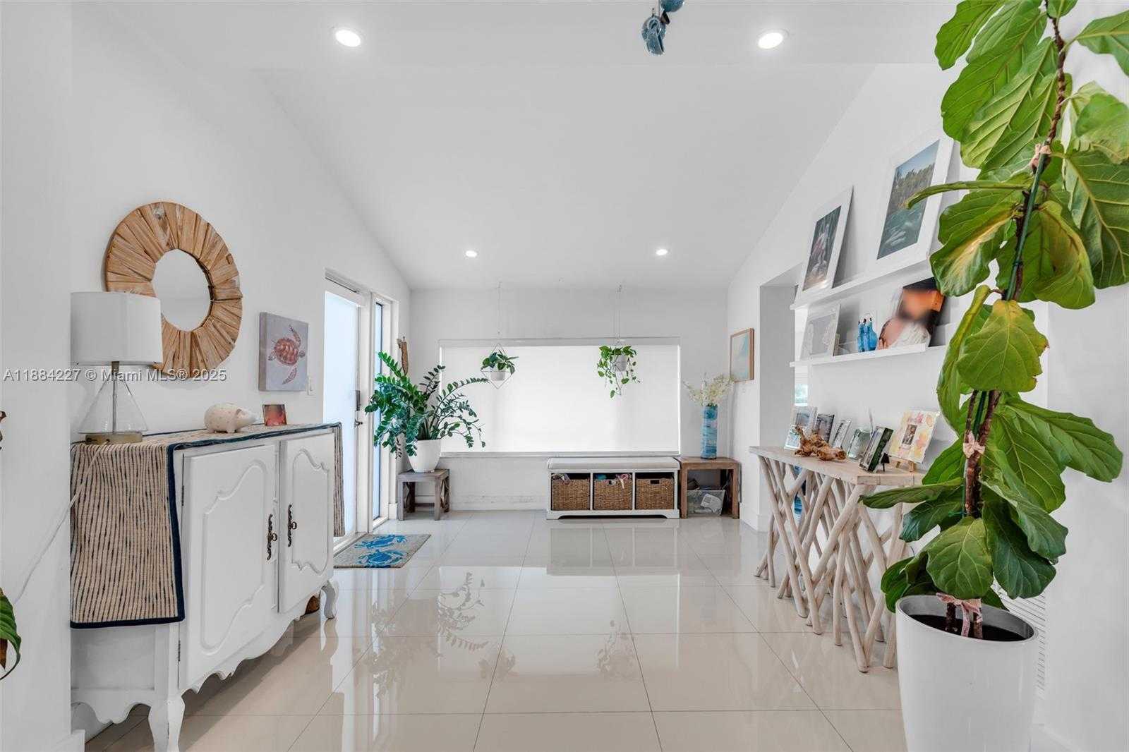 Small Image of 1571 NORMANDY DR, Miami Beach Number 7