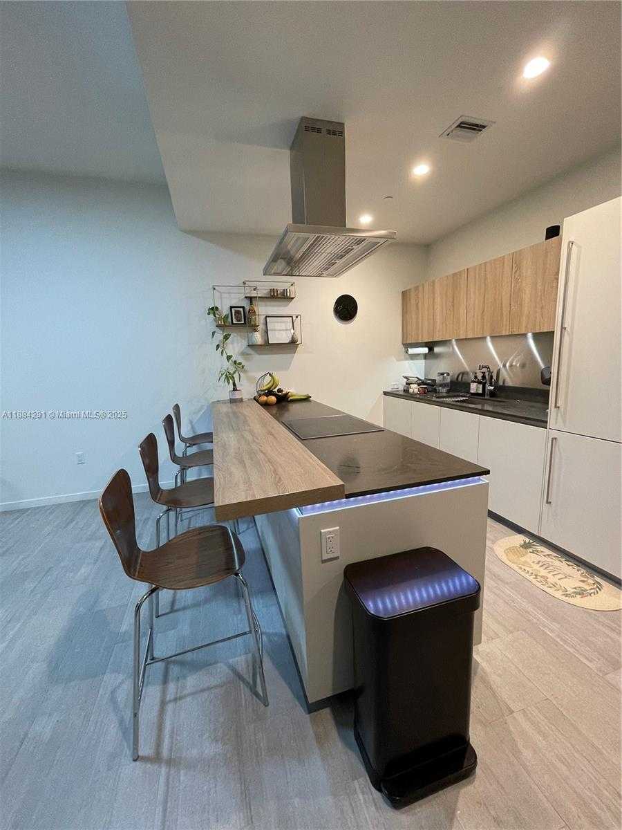Small Image of 1000 BRICKELL PLZ #1811, Miami Number 6