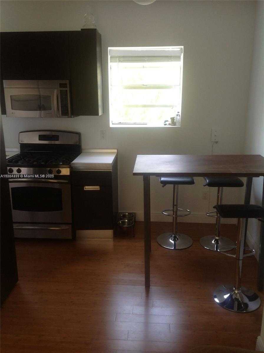 Small Image of 4812 PINE TREE DR #205, Miami Beach Number 5