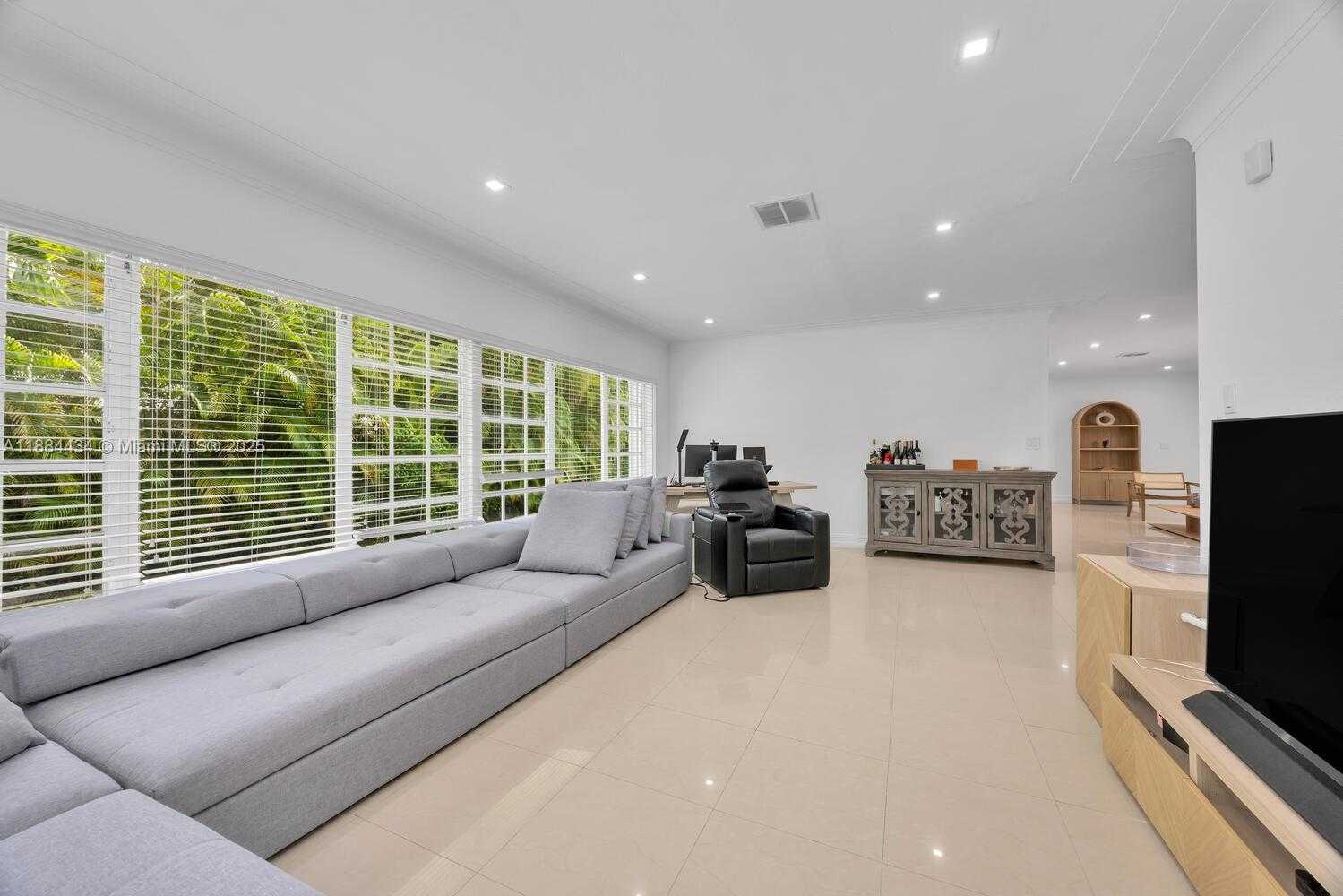 Small Image of 6815 GRATIAN ST, Coral Gables Number 12