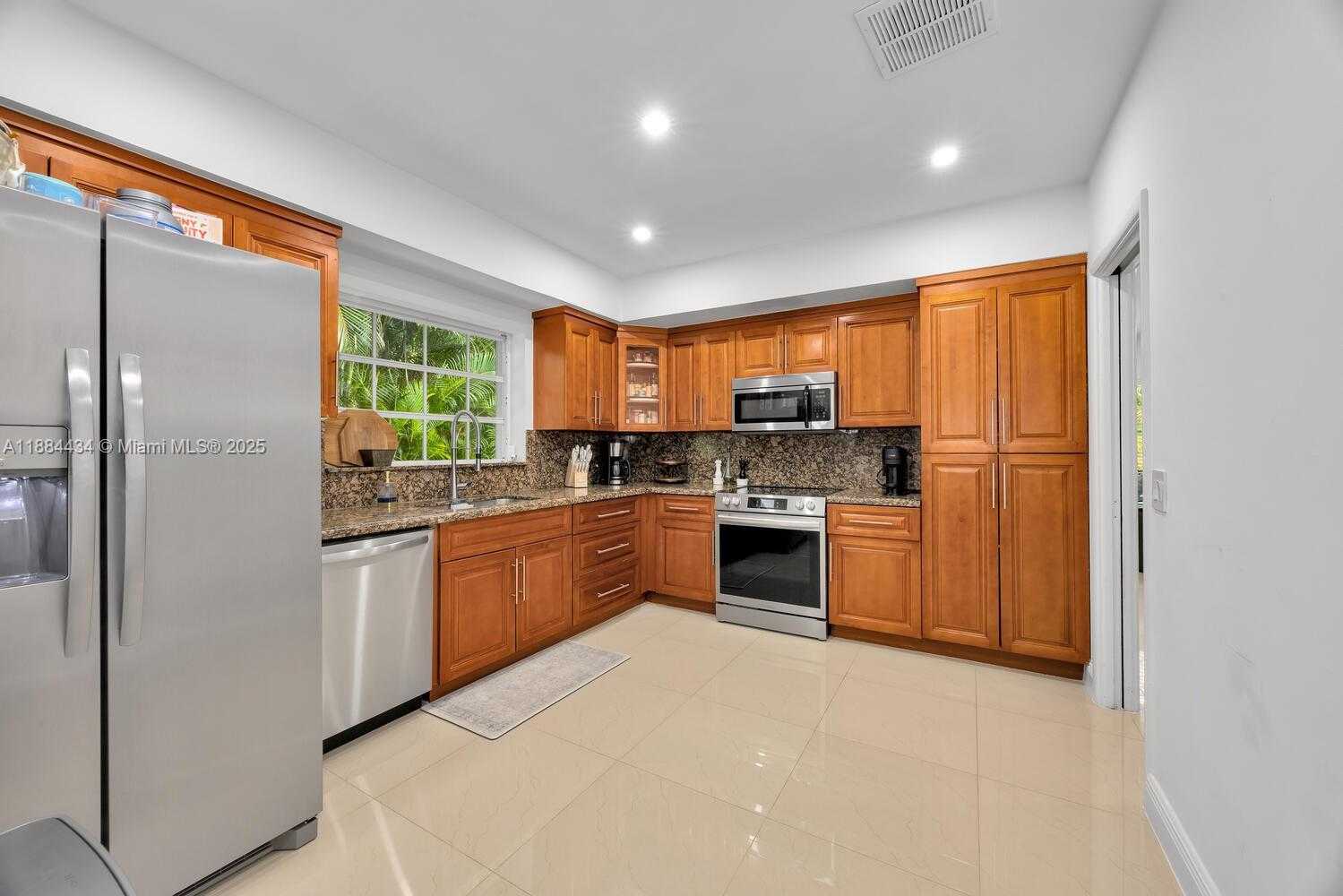Small Image of 6815 GRATIAN ST, Coral Gables Number 3