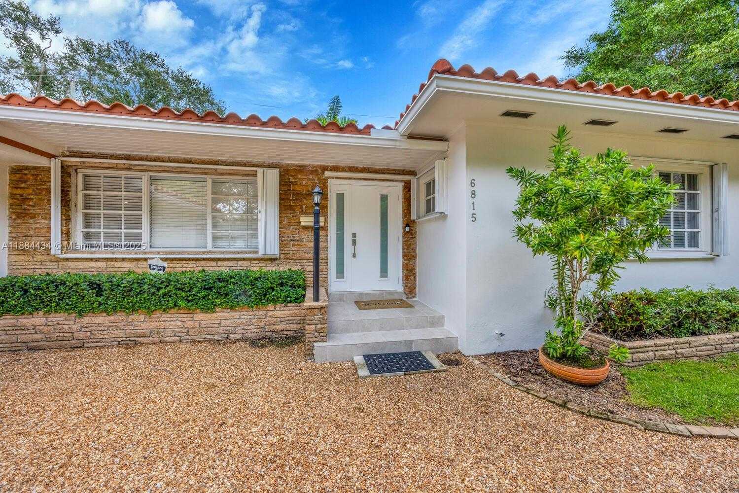 Small Image of 6815 GRATIAN ST, Coral Gables Number 9