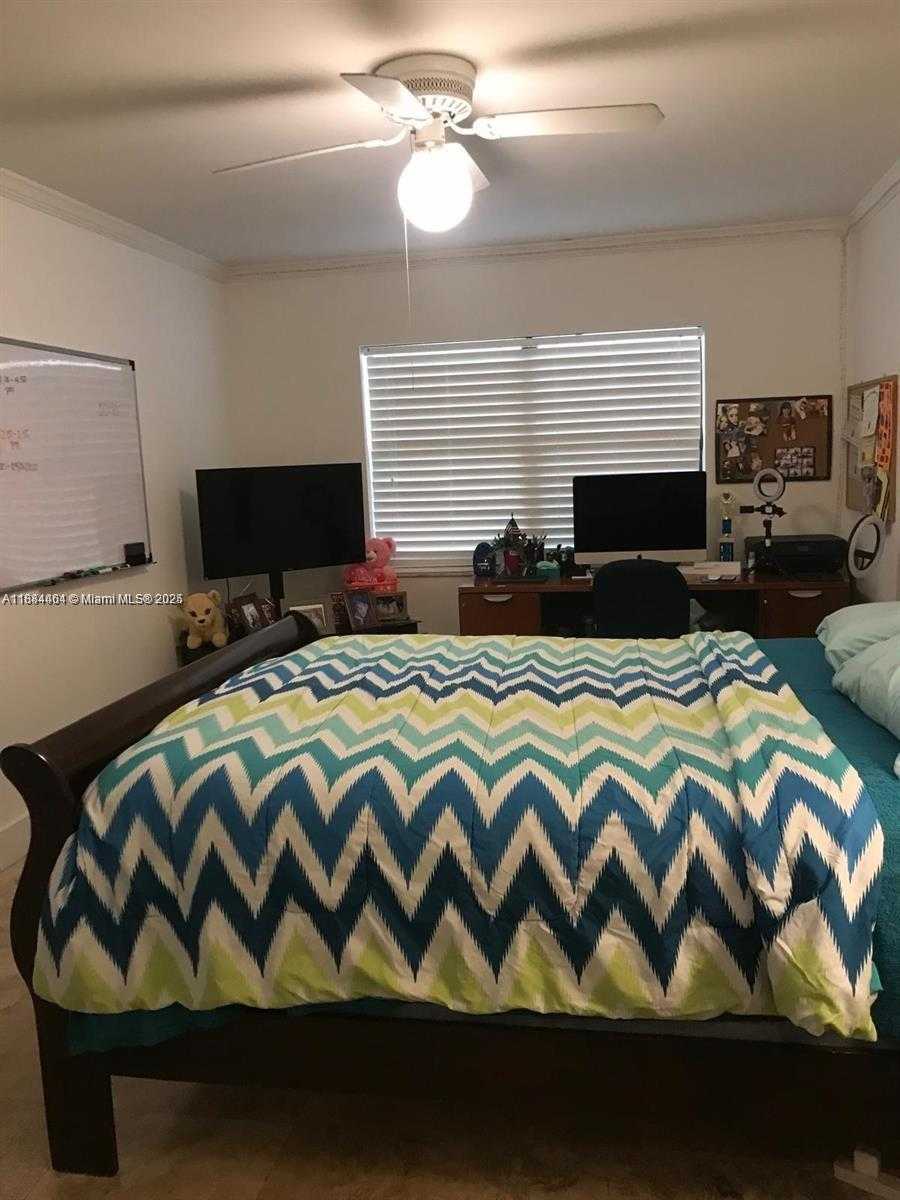 Small Image of 8290 LAKE DR #214, Doral Number 11