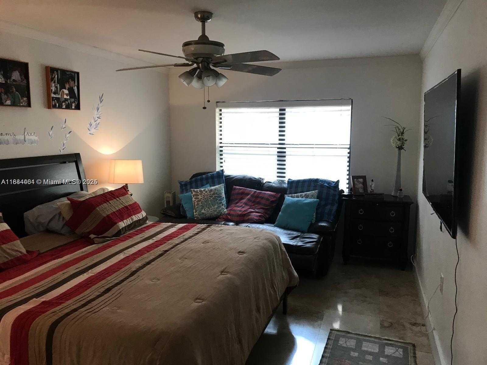 Small Image of 8290 LAKE DR #214, Doral Number 12