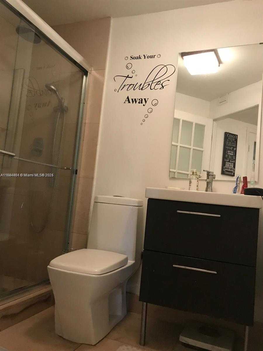 Small Image of 8290 LAKE DR #214, Doral Number 13