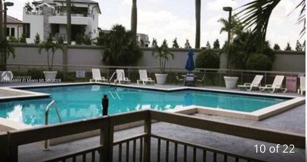 Small Image of 8290 LAKE DR #214, Doral Number 17