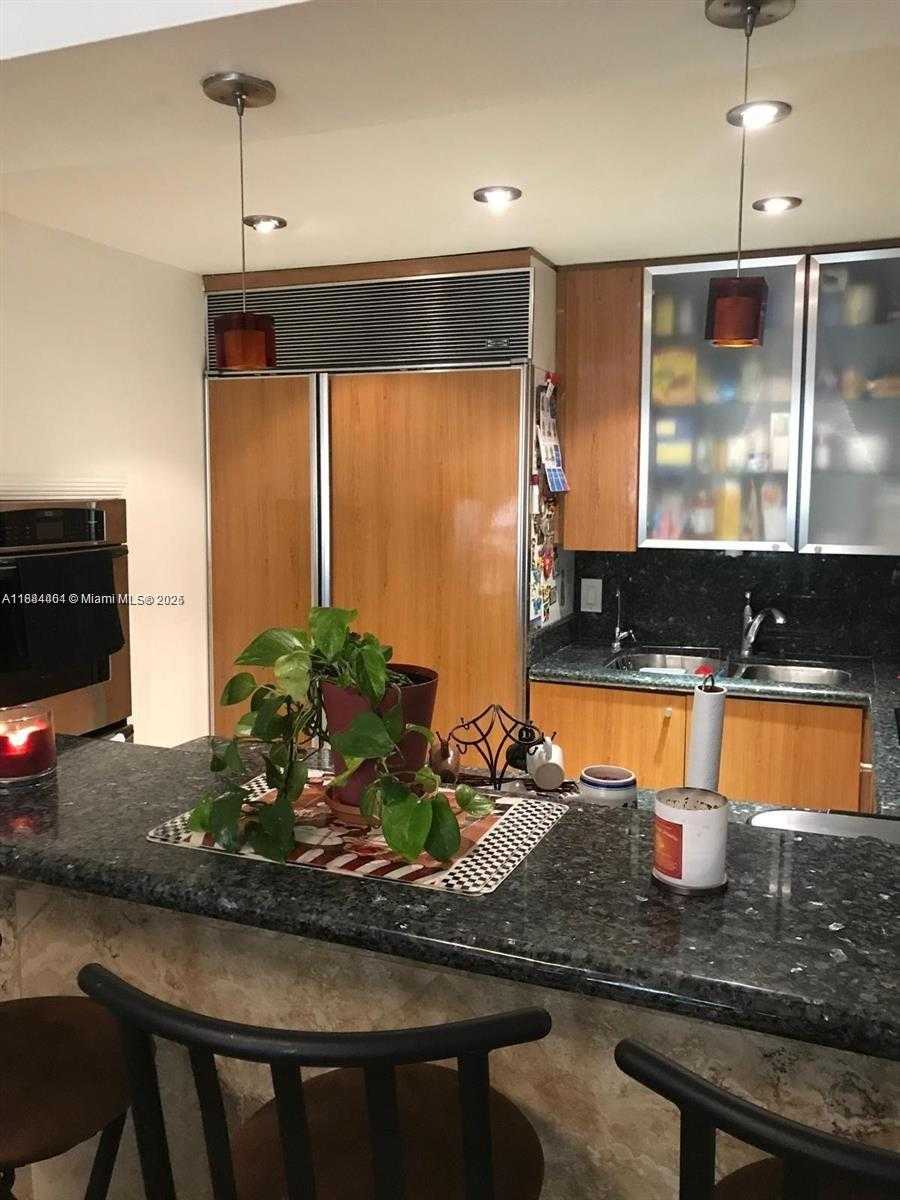 Small Image of 8290 LAKE DR #214, Doral Number 3