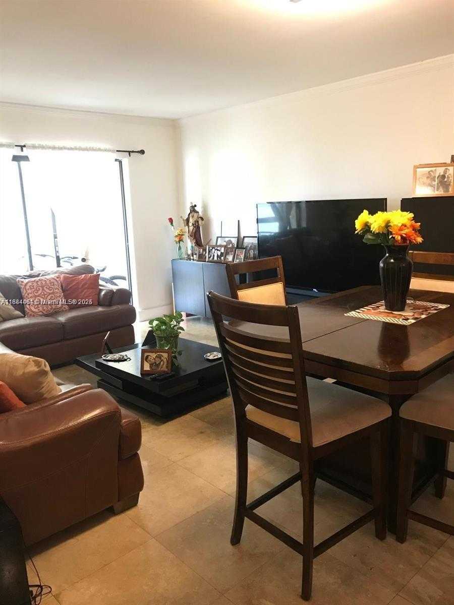 Small Image of 8290 LAKE DR #214, Doral Number 5
