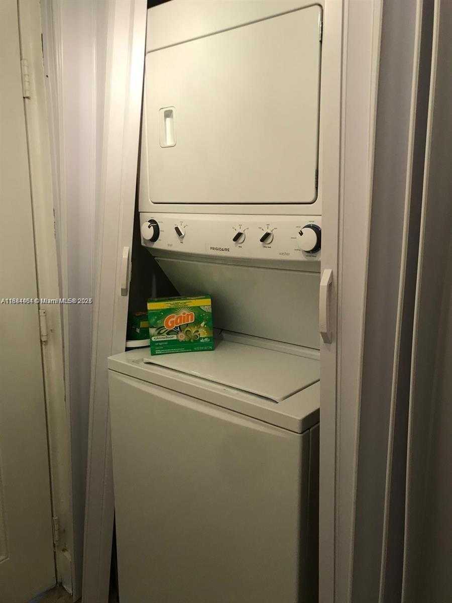 Small Image of 8290 LAKE DR #214, Doral Number 7