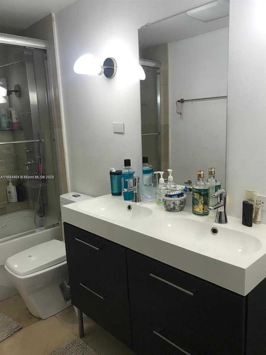 Small Image of 8290 LAKE DR #214, Doral Number 9