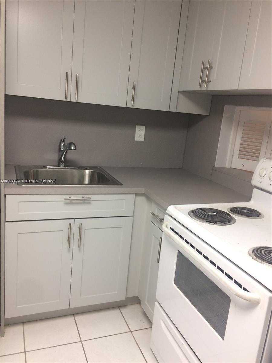 Small Image of 2859 LEONARD DR #G610, Aventura Number 2