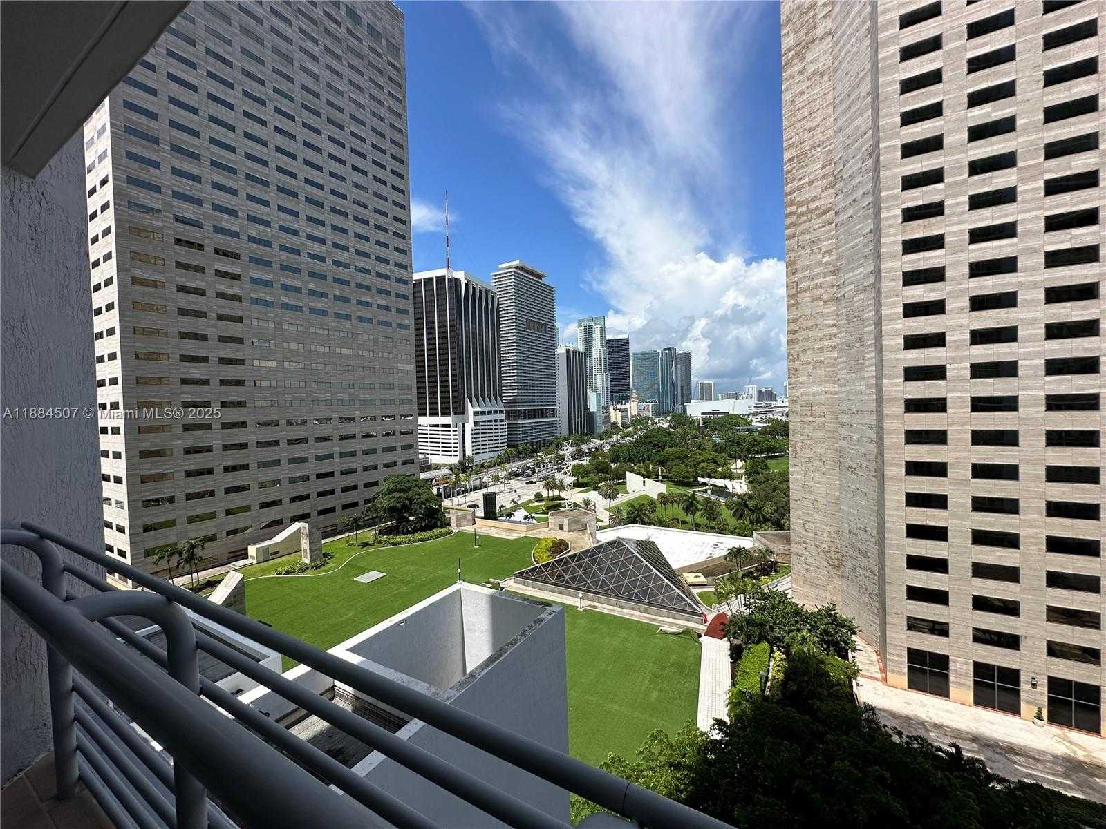 Small Image of 335 Biscayne Blvd, Miami, FL 33132, USA Number 10