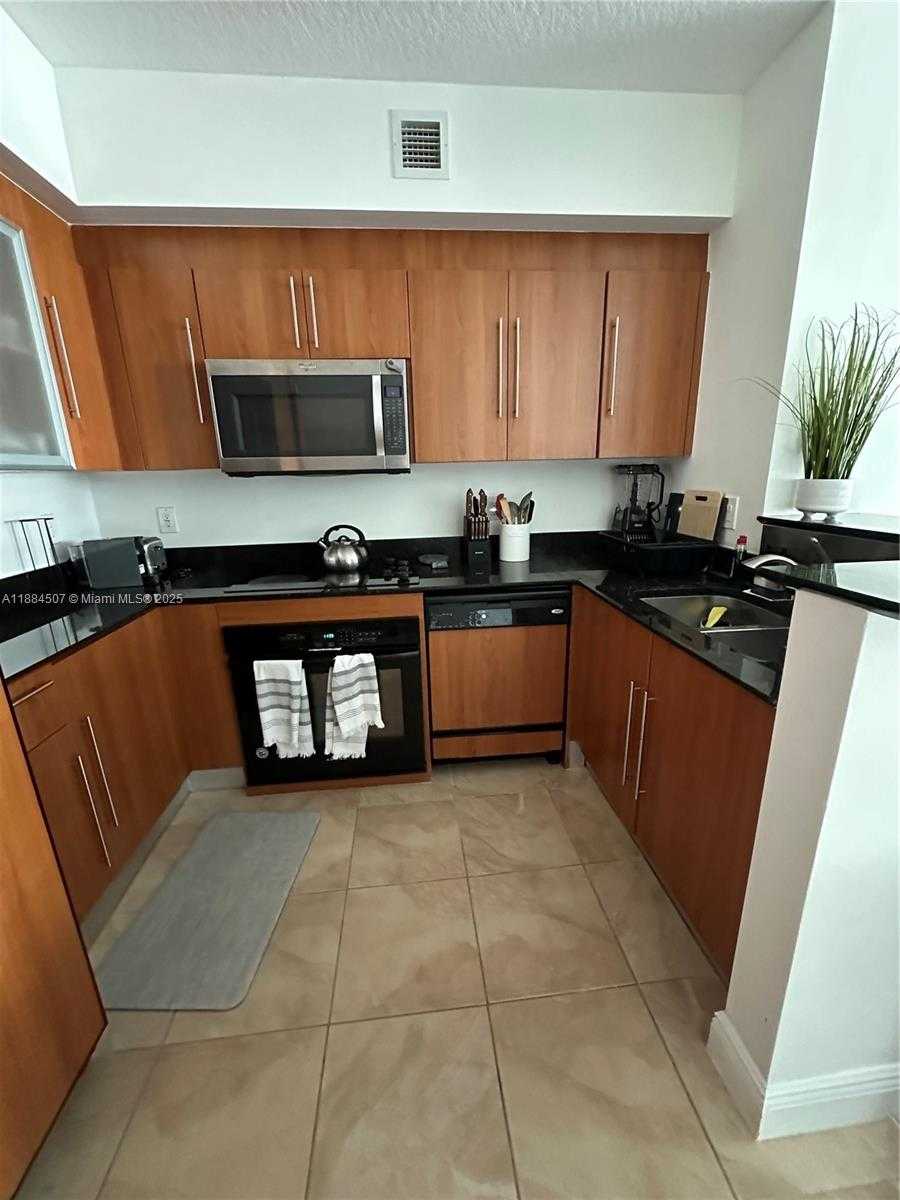 Small Image of 335 Biscayne Blvd, Miami, FL 33132, USA Number 4