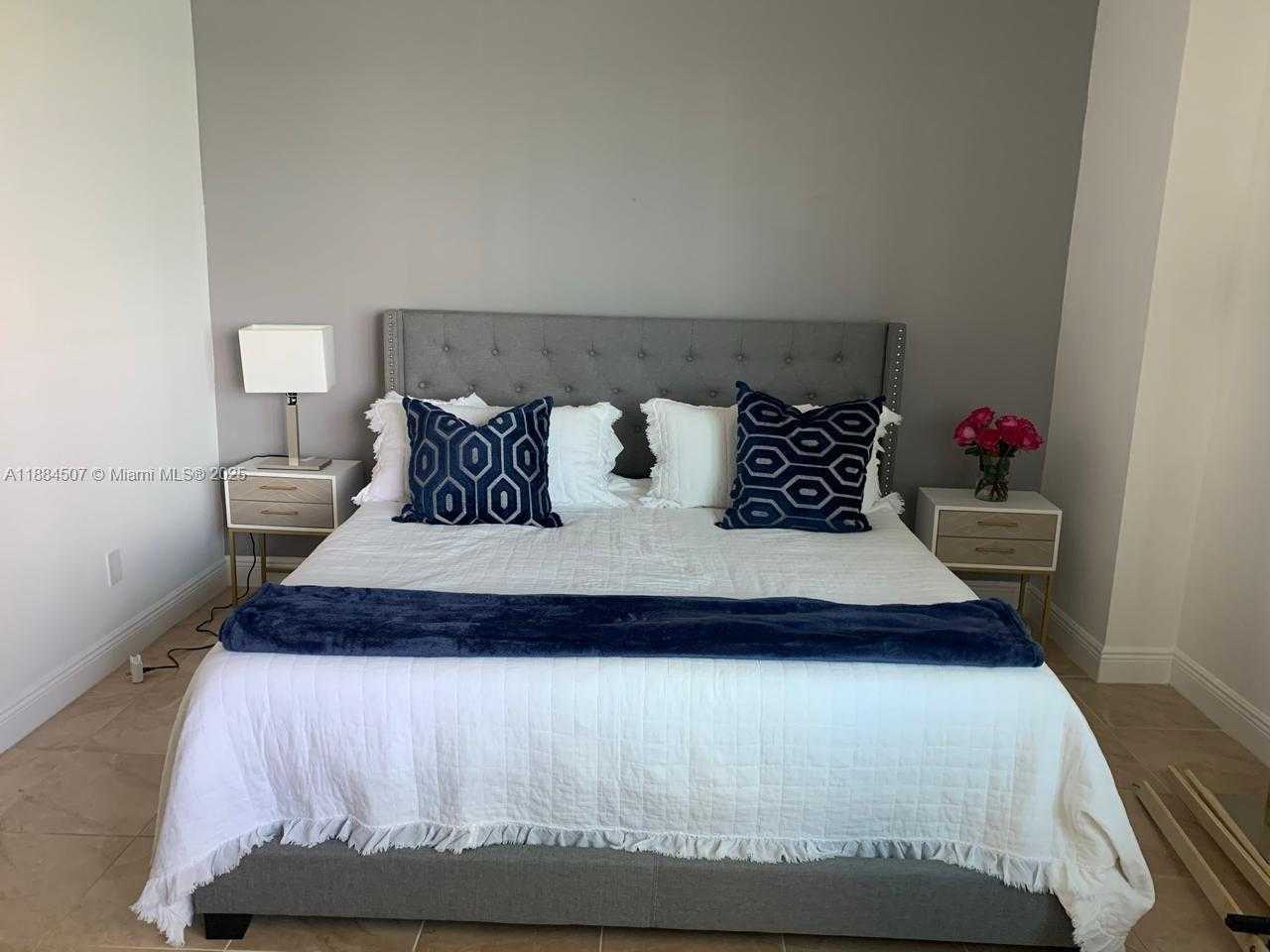 Small Image of 335 Biscayne Blvd, Miami, FL 33132, USA Number 5