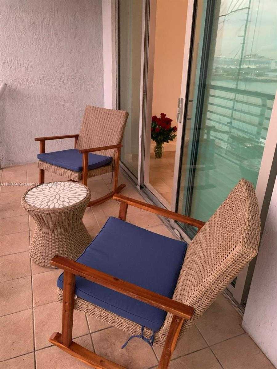 Small Image of 335 Biscayne Blvd, Miami, FL 33132, USA Number 8