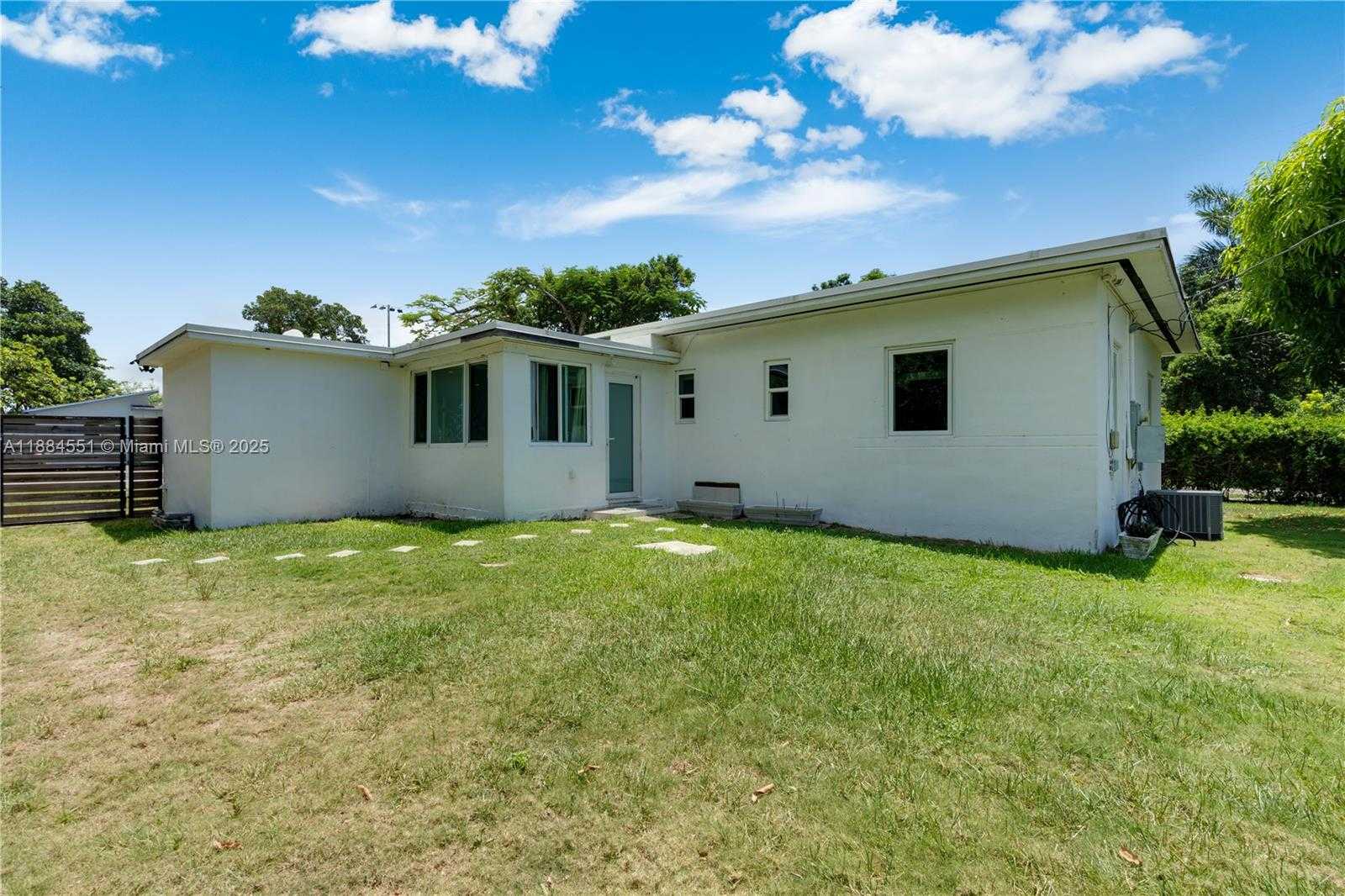 Small Image of 5900 SOUTH WEST 44TH TER, Miami Number 21