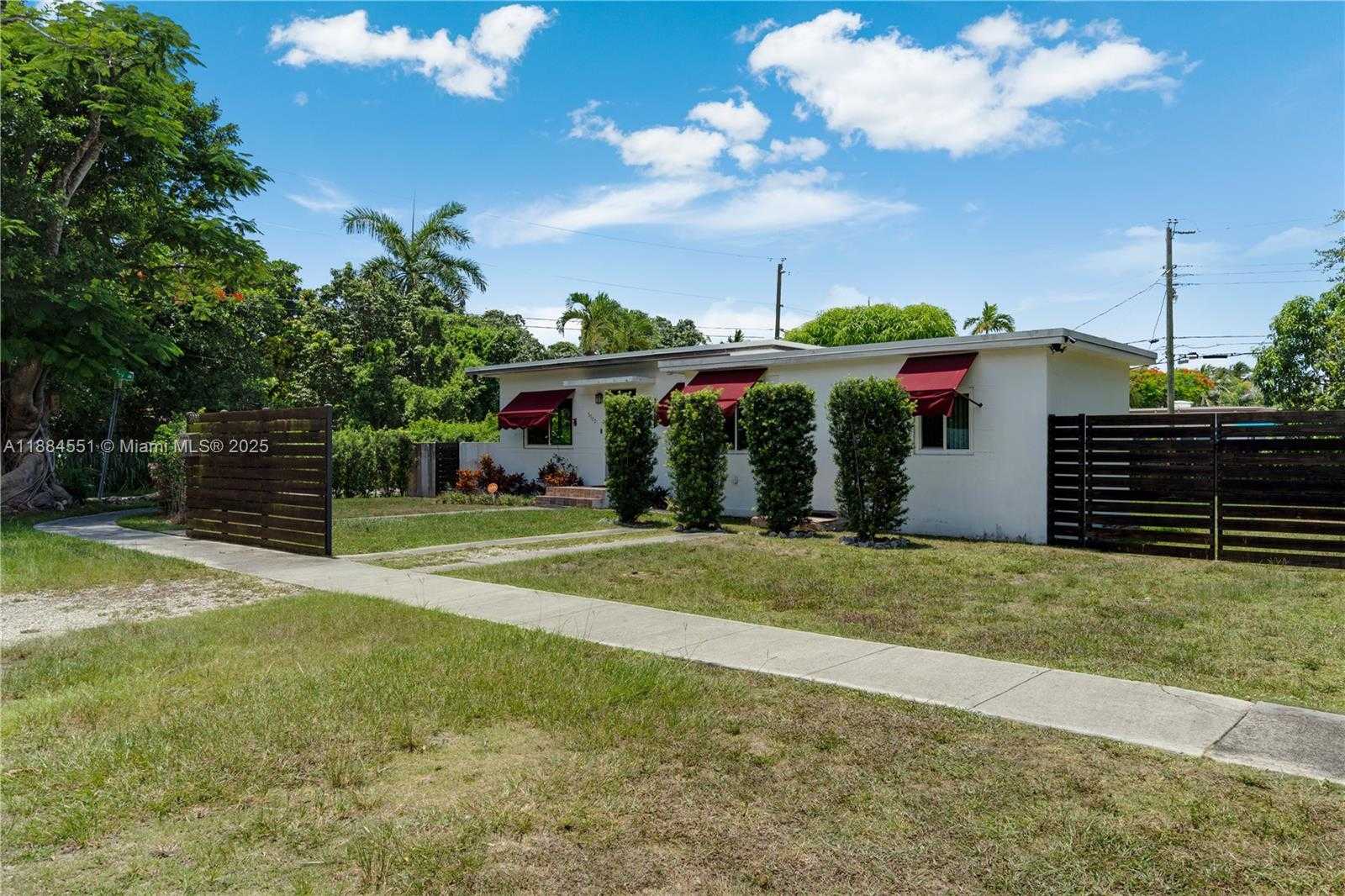 Small Image of 5900 SOUTH WEST 44TH TER, Miami Number 25