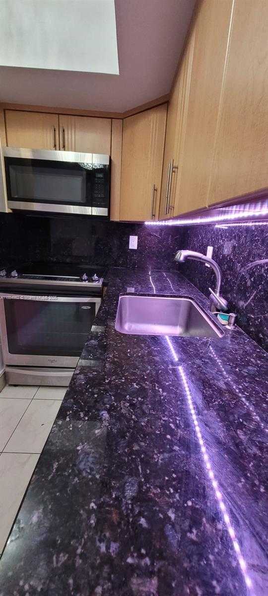 Small Image of 8425 HARDING AVE #1, Miami Beach Number 4