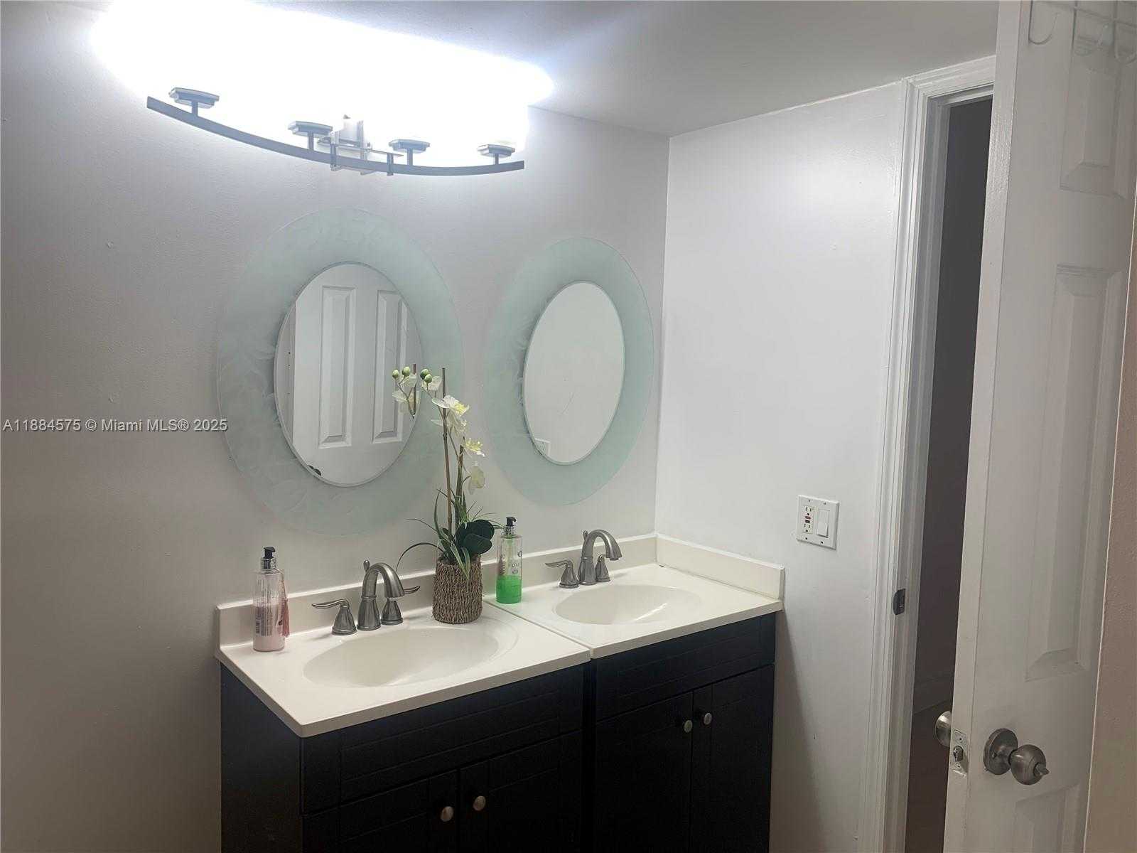 Small Image of 345 OCEAN DR #1024, Miami Beach Number 2