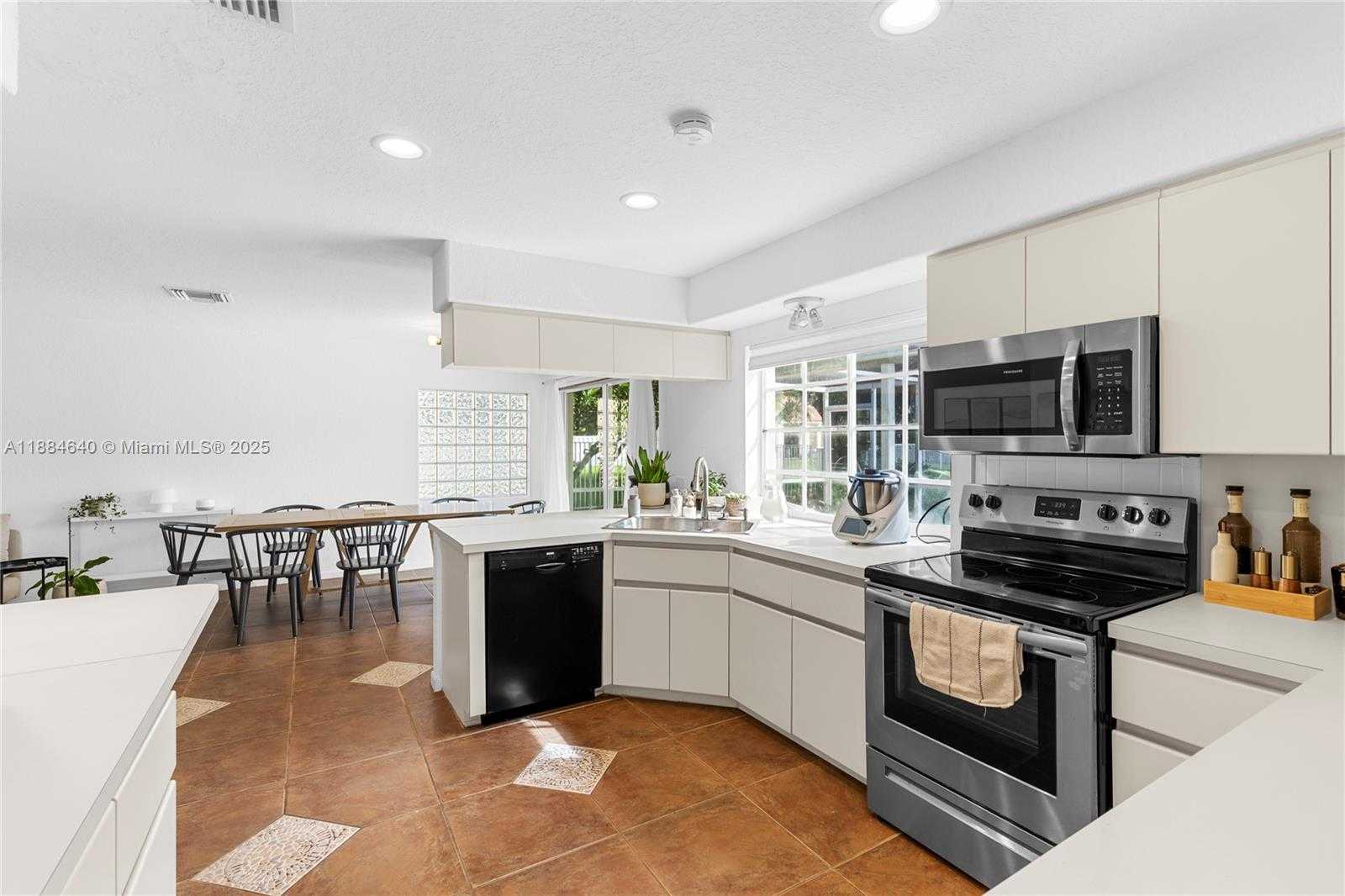 Small Image of 1060 CAPISTRANO, Weston Number 11