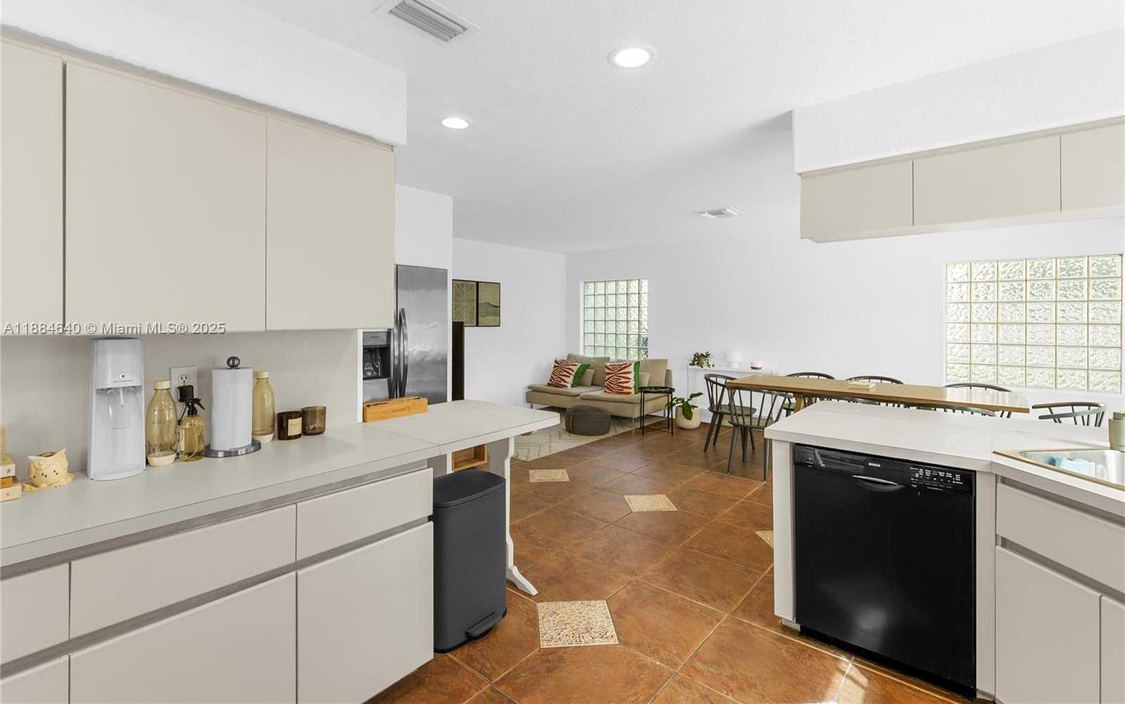 Small Image of 1060 CAPISTRANO, Weston Number 15