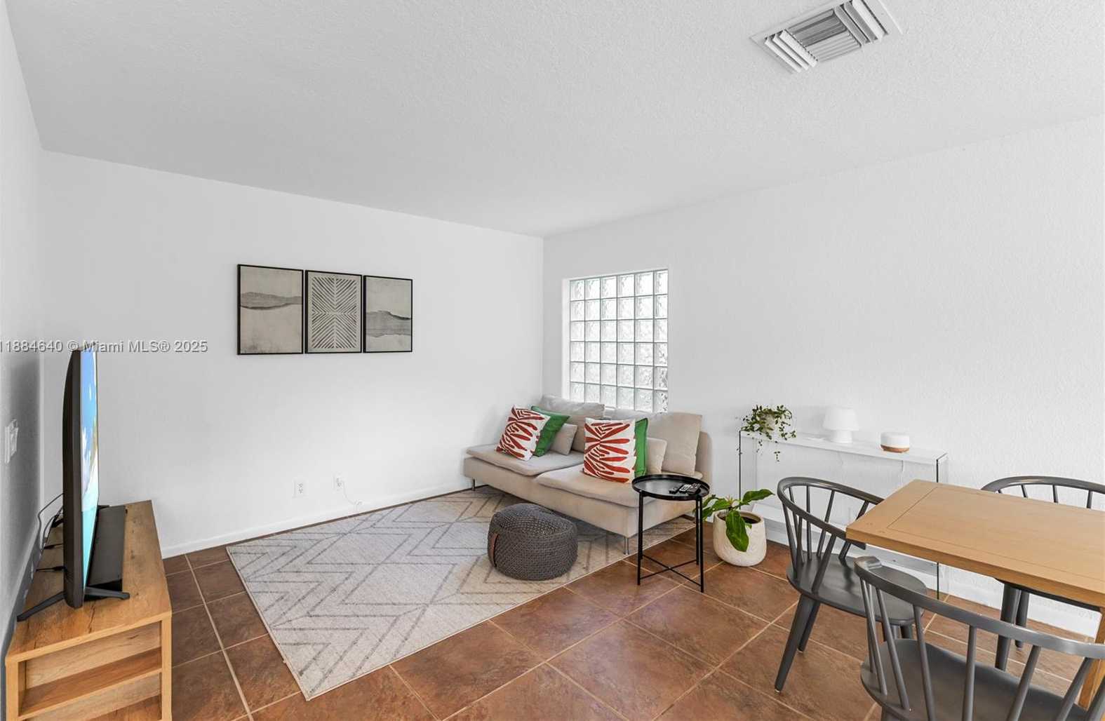 Small Image of 1060 CAPISTRANO, Weston Number 16