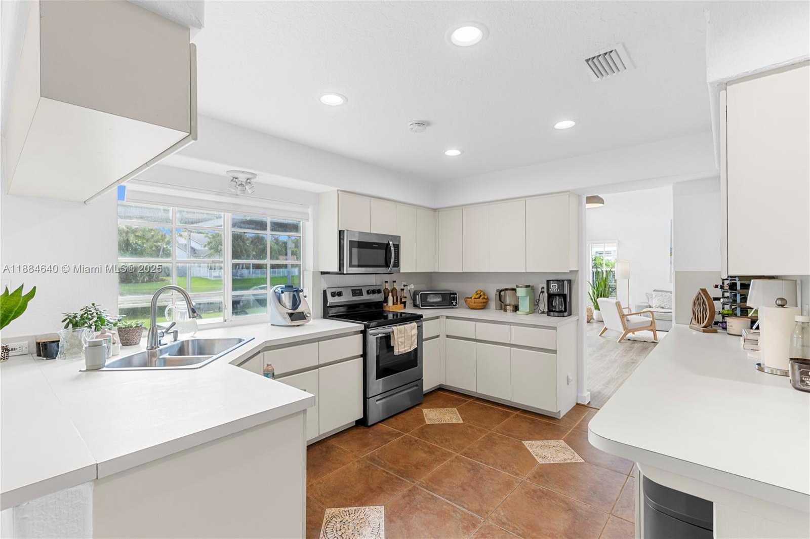 Small Image of 1060 CAPISTRANO, Weston Number 17