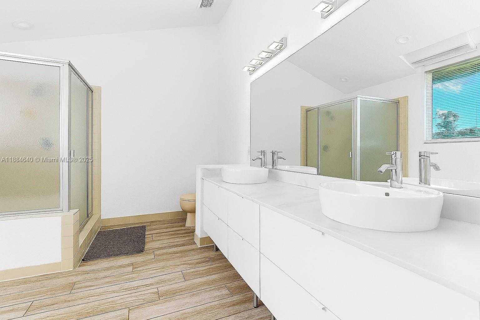 Small Image of 1060 CAPISTRANO, Weston Number 24