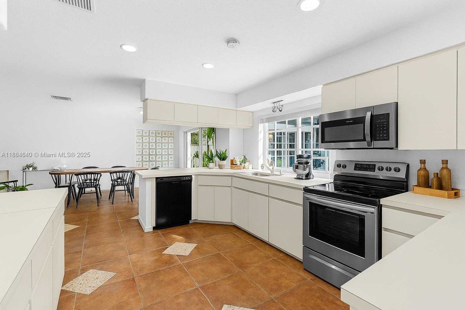 Small Image of 1060 CAPISTRANO, Weston Number 8