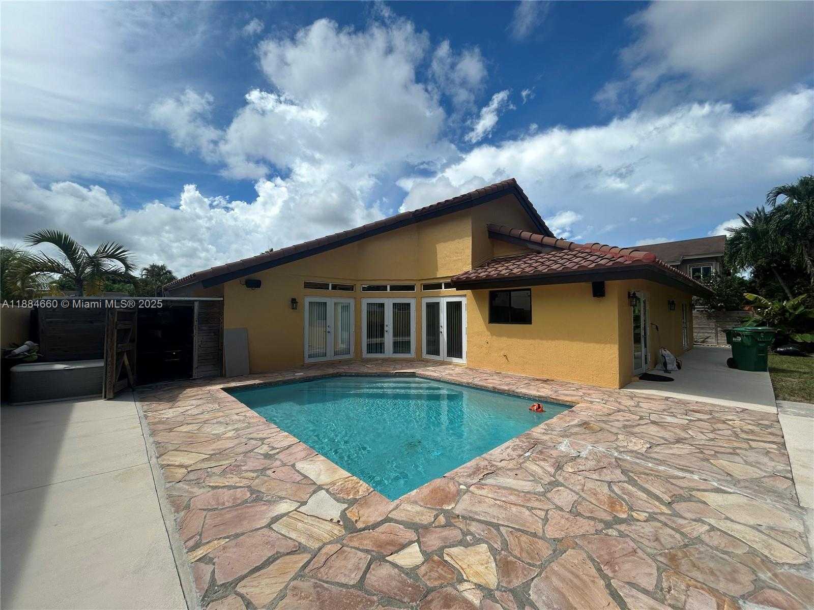 Small Image of 20627 NORTH EAST 9TH PL, Miami Number 18