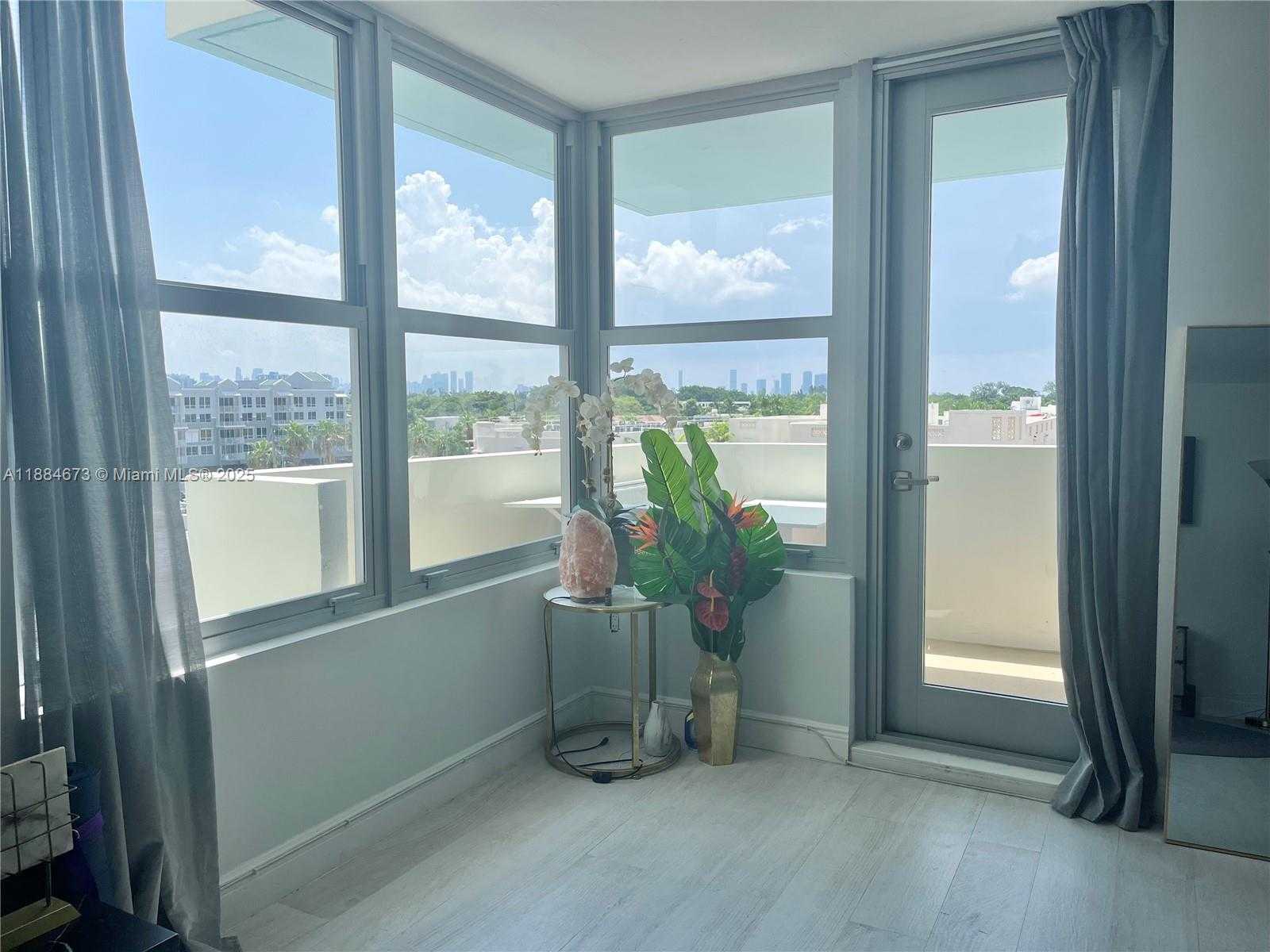 Small Image of 2899 COLLINS AVE #622, Miami Beach Number 4