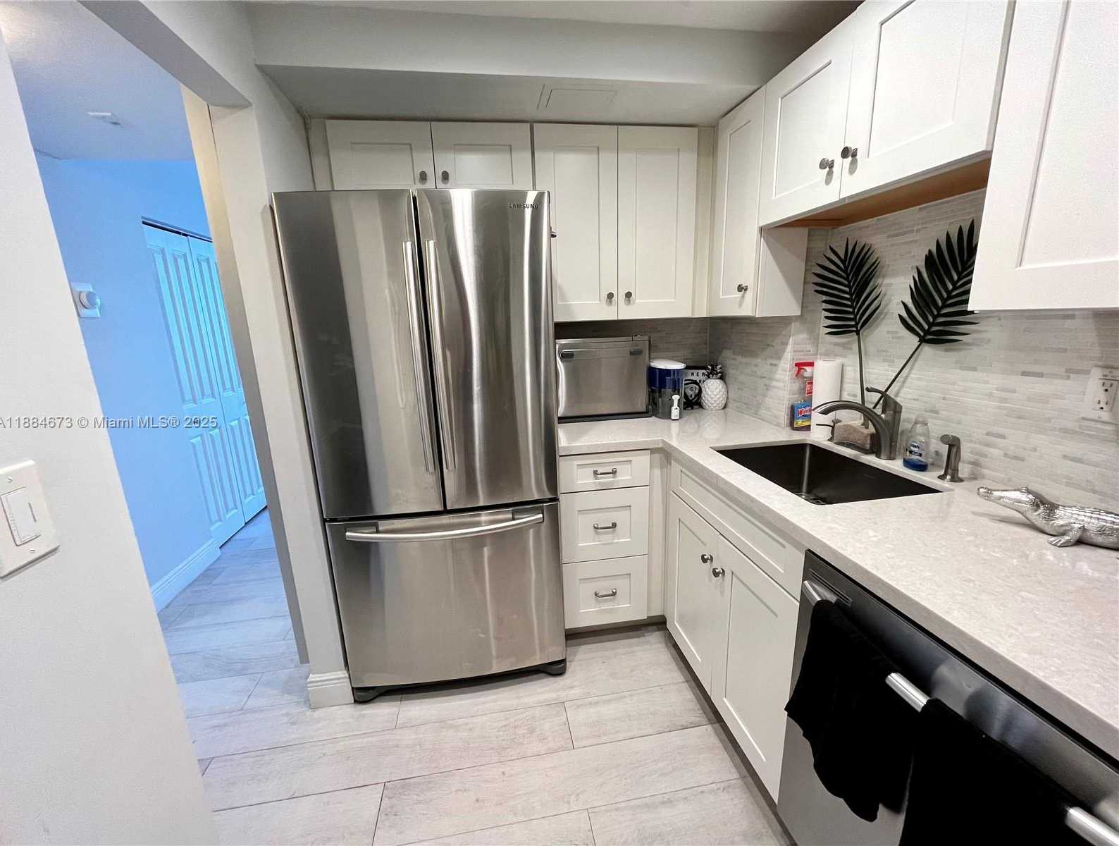 Small Image of 2899 COLLINS AVE #622, Miami Beach Number 6