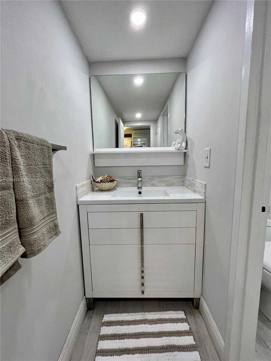 Small Image of 2899 COLLINS AVE #622, Miami Beach Number 8