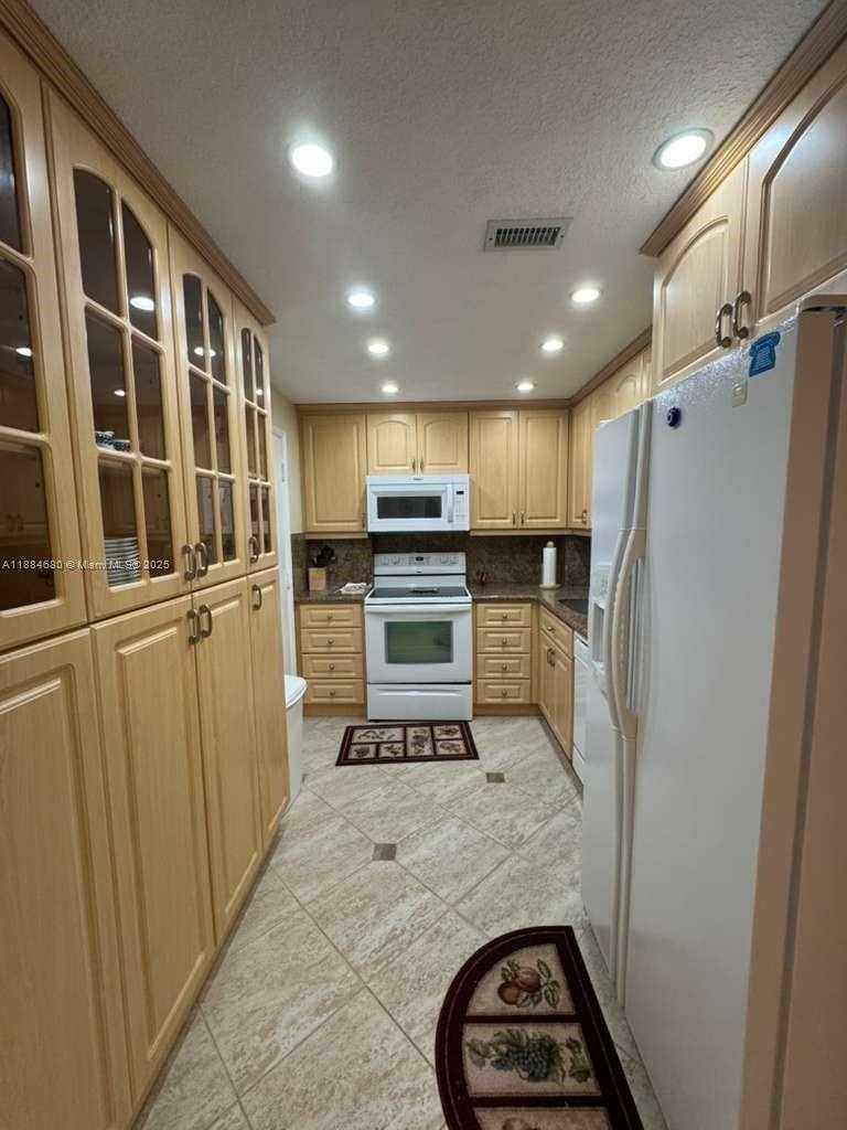 Small Image of 5005 COLLINS AVE #714, Miami Beach Number 2