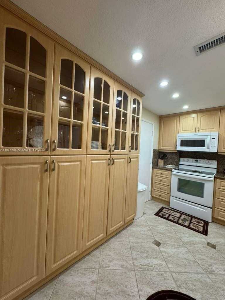 Small Image of 5005 COLLINS AVE #714, Miami Beach Number 3