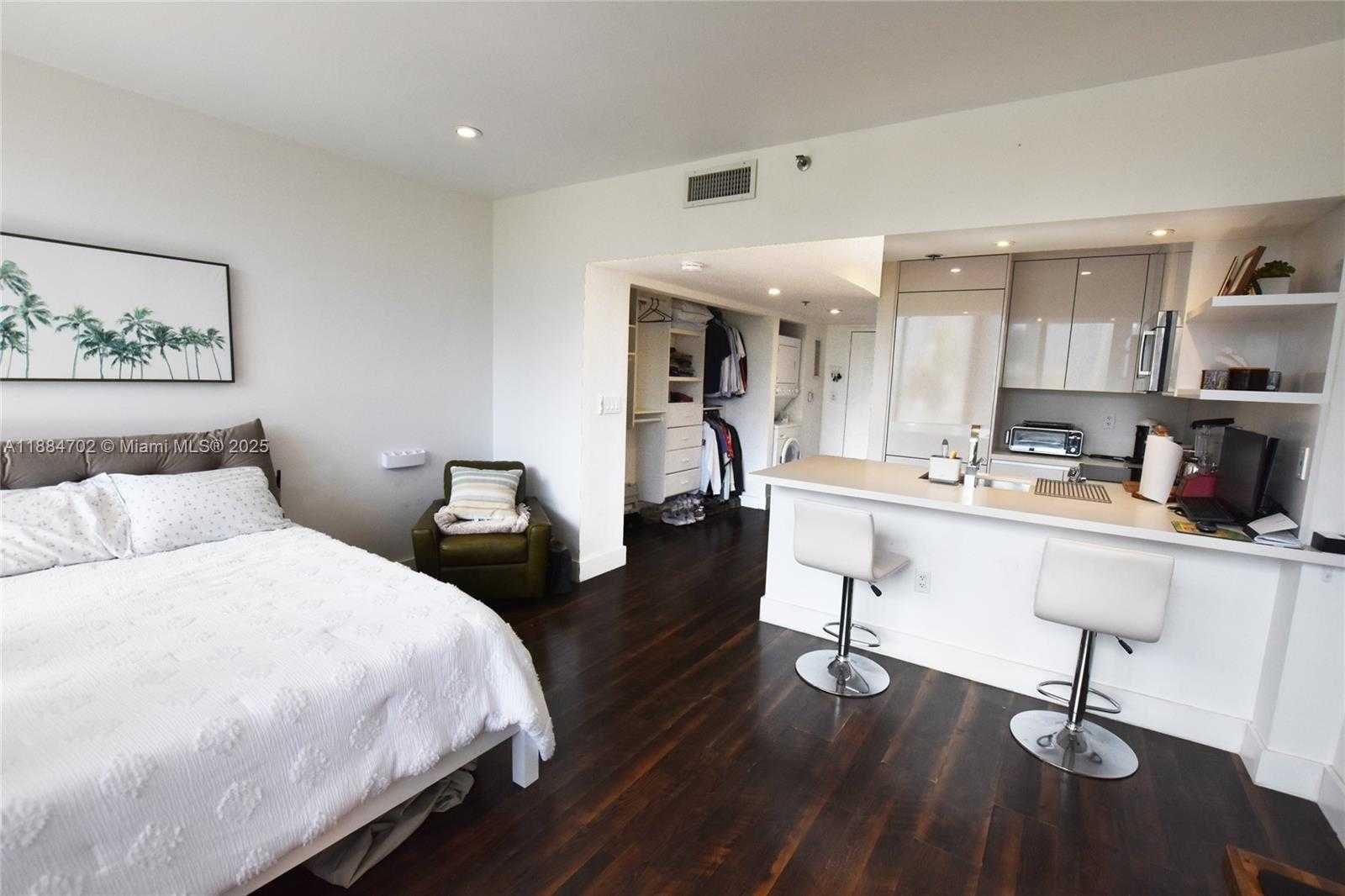 Small Image of 540 BRICKELL KEY DR #507, Miami Number 25