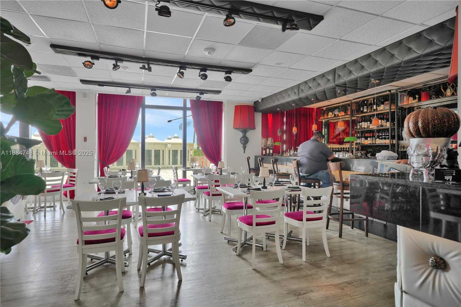 Small Image of 5555 COLLINS AVE #5P, Miami Beach Number 15