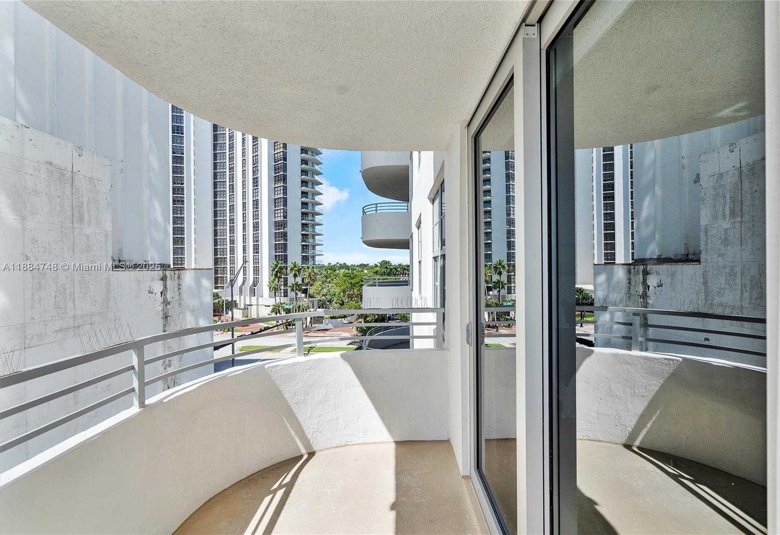 Small Image of 5555 COLLINS AVE #5P, Miami Beach Number 29