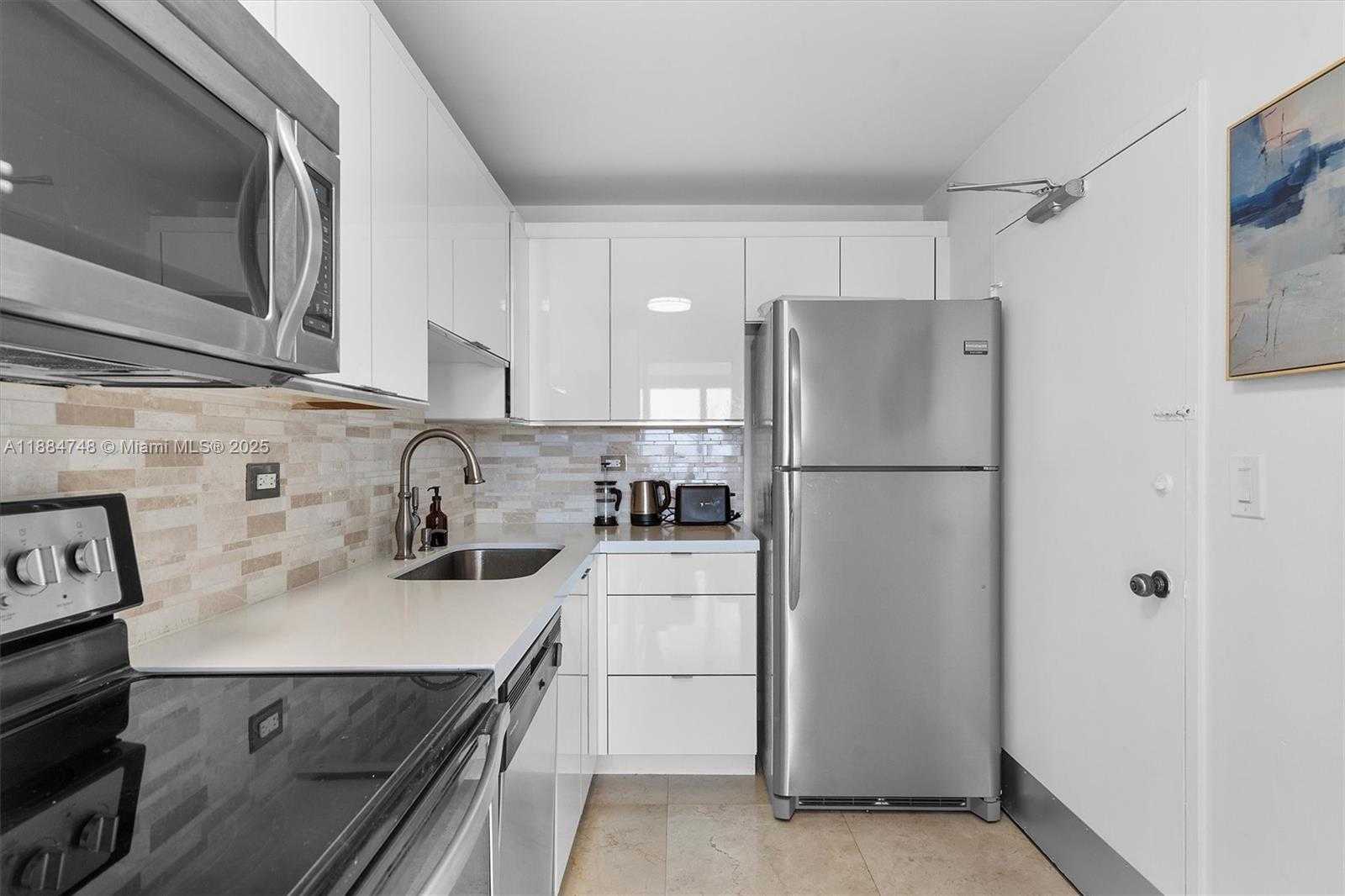 Small Image of 5555 COLLINS AVE #5P, Miami Beach Number 6